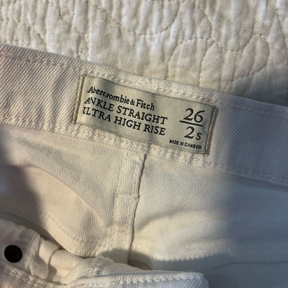 Abercrombie & Fitch White Straight Jeans with Distressed Knee - Picture 3 of 3